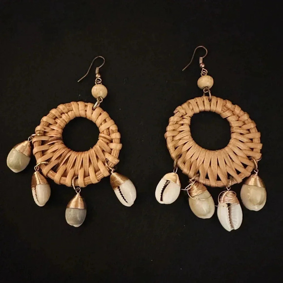 Rattan in the Sand Earrings - Picture 3 of 3